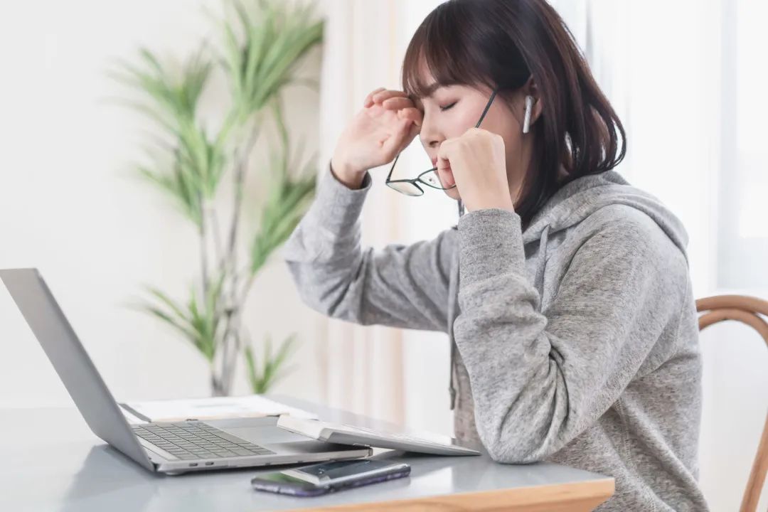 摘下眼镜玩手机可以缓解眼疲劳？